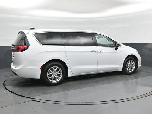 Bright White Clearcoat 2026 Chrysler Pacifica L