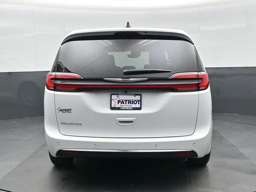 Bright White Clearcoat 2026 Chrysler Pacifica L