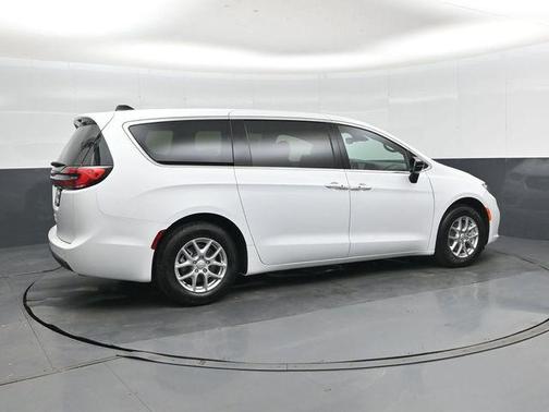 Bright White Clearcoat 2026 Chrysler Pacifica L