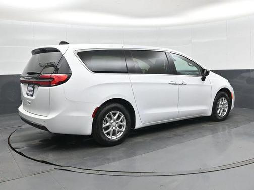 Bright White Clearcoat 2026 Chrysler Pacifica L
