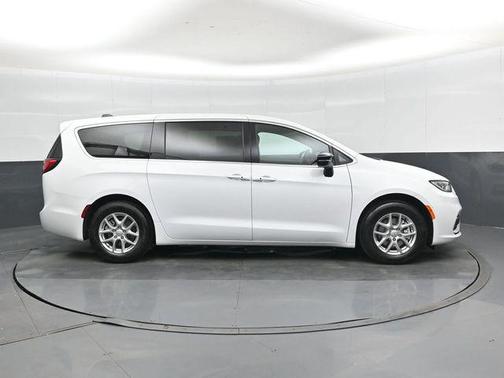 Bright White Clearcoat 2026 Chrysler Pacifica L
