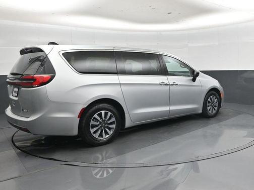 Silver Mist Clearcoat 2024 Chrysler Pacifica Hybrid Select
