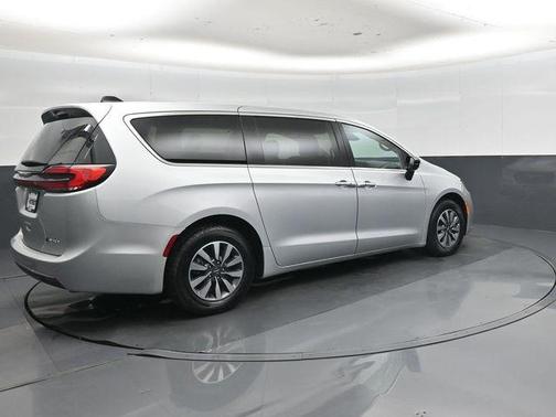 Silver Mist Clearcoat 2024 Chrysler Pacifica Hybrid Select
