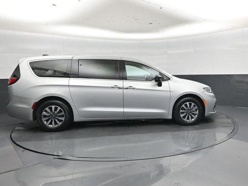 Silver Mist Clearcoat 2024 Chrysler Pacifica Hybrid Select