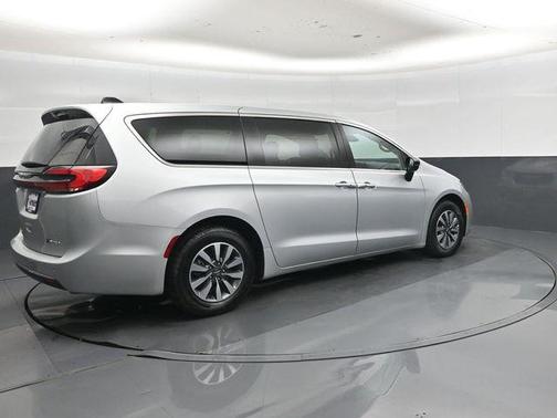 Silver Mist Clearcoat 2024 Chrysler Pacifica Hybrid Select