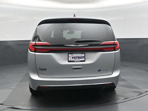 Silver Mist Clearcoat 2024 Chrysler Pacifica Hybrid Select