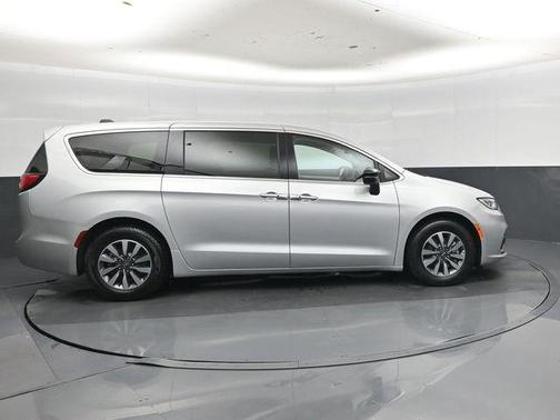 Silver Mist Clearcoat 2024 Chrysler Pacifica Hybrid Select