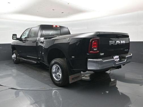 Diamond Black Crystal Pearlcoat 2026 RAM 3500 Tradesman Crew Cab 4x4 8' Box