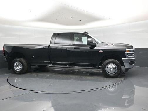 Diamond Black Crystal Pearlcoat 2026 RAM 3500 Tradesman Crew Cab 4x4 8' Box