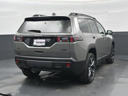 sting-gray clearcoat 2026 Jeep Cherokee Overland