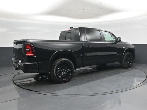 Diamond Black Crystal Pearlcoat 2026 RAM 1500 Laramie