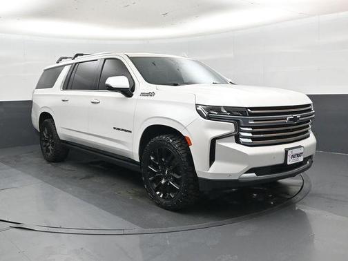Iridescent Pearl Tricoat 2023 Chevrolet Suburban 4WD High Country