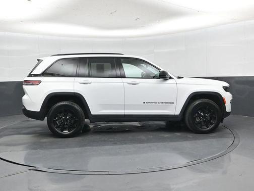 Bright White Clearcoat 2025 Jeep Grand Cherokee Altitude