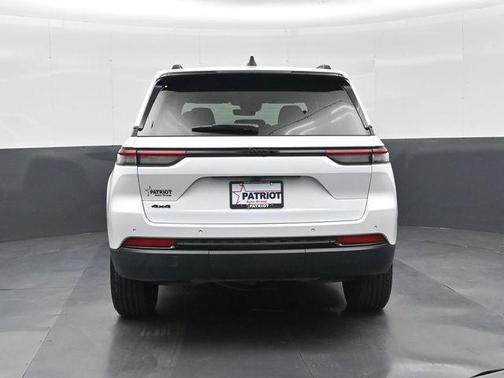 Bright White Clearcoat 2025 Jeep Grand Cherokee Altitude