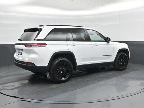 Bright White Clearcoat 2025 Jeep Grand Cherokee Altitude