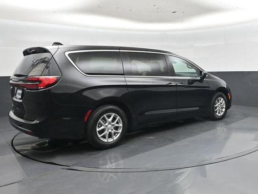 Diamond Black Crystal Pearlcoat 2025 Chrysler Pacifica L