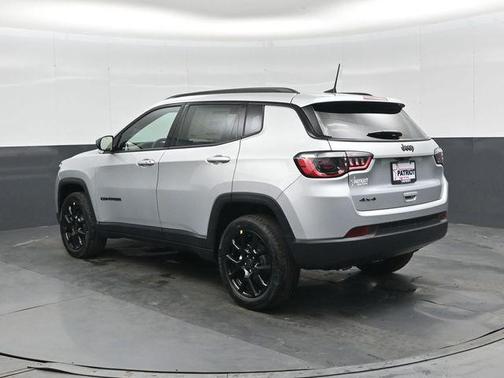 Silver Zynith Metallic Clearcoat 2026 Jeep Compass Latitude