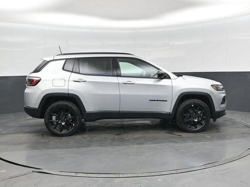 Silver Zynith Metallic Clearcoat 2026 Jeep Compass Latitude