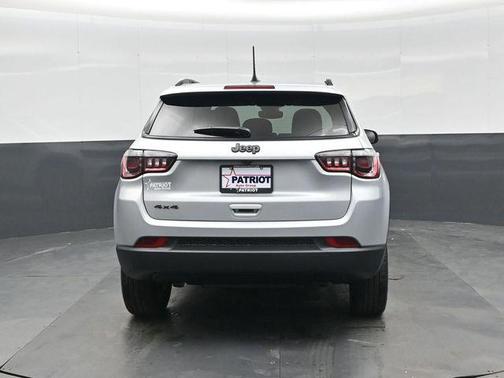 Silver Zynith Metallic Clearcoat 2026 Jeep Compass Latitude