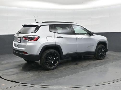 Silver Zynith Metallic Clearcoat 2026 Jeep Compass Latitude