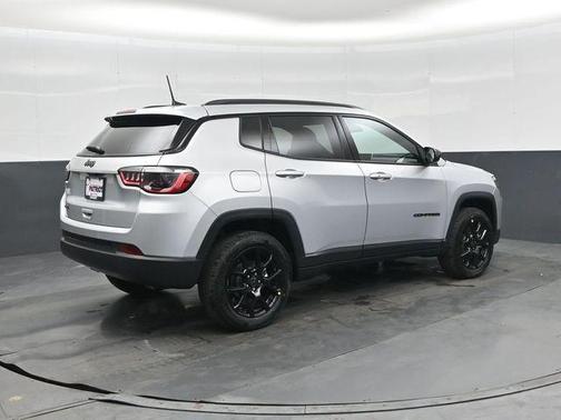 Silver Zynith Metallic Clearcoat 2026 Jeep Compass Latitude