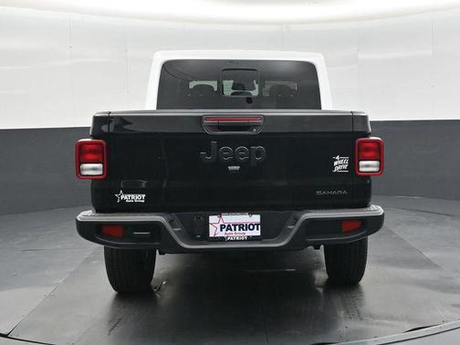 Black Clearcoat 2026 Jeep Gladiator Sahara 4x4