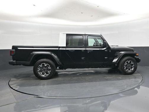 Black Clearcoat 2026 Jeep Gladiator Sahara 4x4