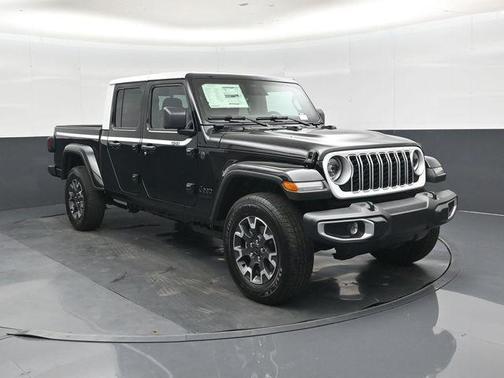 Black Clearcoat 2026 Jeep Gladiator Sahara 4x4