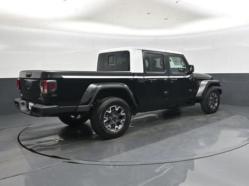 Black Clearcoat 2026 Jeep Gladiator Sahara 4x4