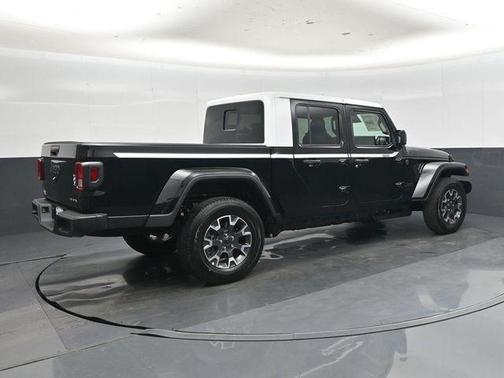 Black Clearcoat 2026 Jeep Gladiator Sahara 4x4