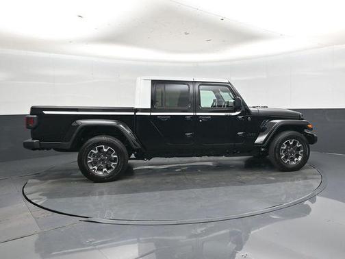 Black Clearcoat 2026 Jeep Gladiator Sahara 4x4
