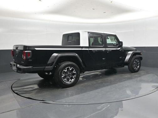Black Clearcoat 2026 Jeep Gladiator Sahara 4x4
