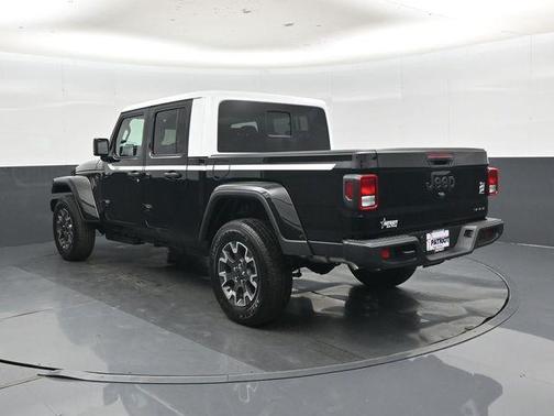 Black Clearcoat 2026 Jeep Gladiator Sahara 4x4