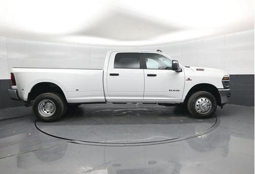 Bright White Clearcoat 2026 RAM 3500 Big Horn Crew Cab 4x4 8' Box