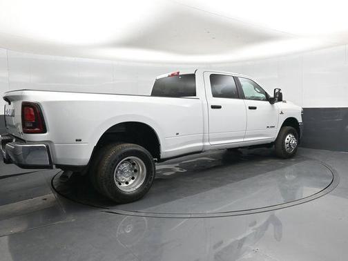 Bright White Clearcoat 2026 RAM 3500 Big Horn Crew Cab 4x4 8' Box