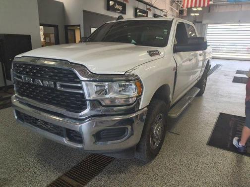 Bright White Clearcoat 2022 RAM 2500 Big Horn Crew Cab 4x4 6'4' Box