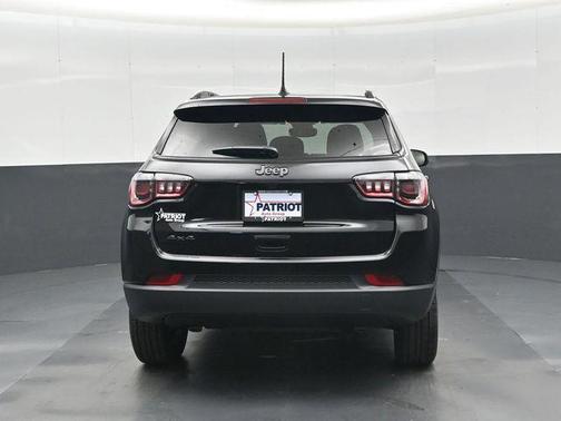 Diamond Black Crystal Pearlcoat 2026 Jeep Compass Sport