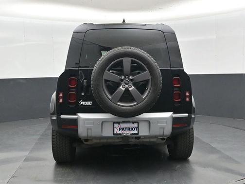 Santorini Black Metallic 2025 Land Rover Defender 110 P300