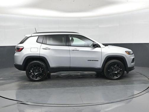 Silver Zynith Metallic Clearcoat 2026 Jeep Compass Latitude