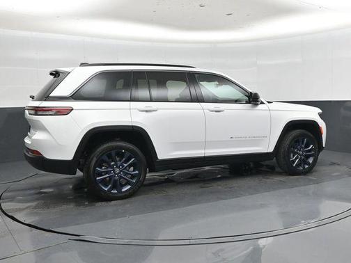 Bright White Clearcoat 2026 Jeep Grand Cherokee Limited