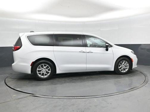 Bright White Clearcoat 2026 Chrysler Pacifica L