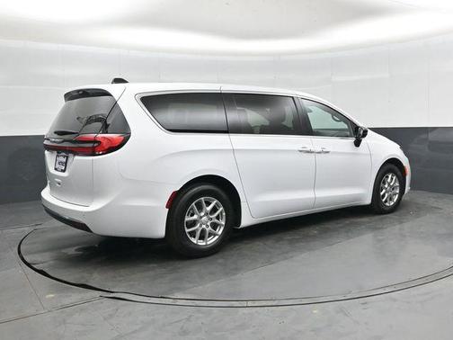 Bright White Clearcoat 2026 Chrysler Pacifica L