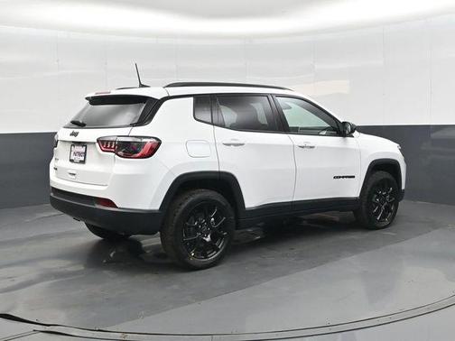 Bright White Clearcoat 2026 Jeep Compass Latitude