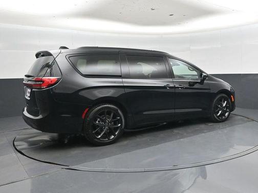 Pxj 2027 Chrysler Pacifica Limited