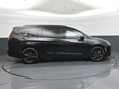 Diamond Black Crystal Pearlcoat 2027 Chrysler Pacifica Limited