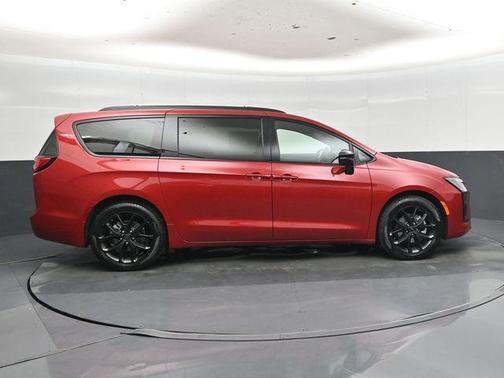 Red Hot Pearlcoat 2027 Chrysler Pacifica Limited