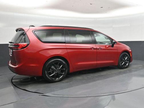 Red Hot Pearlcoat 2027 Chrysler Pacifica Limited