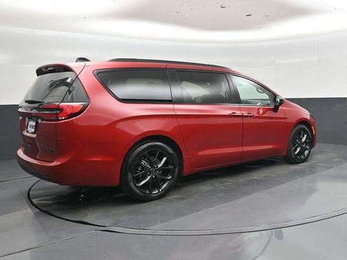 Red Hot Pearlcoat 2027 Chrysler Pacifica Limited