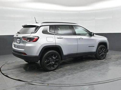 Silver Zynith Metallic Clearcoat 2026 Jeep Compass Latitude