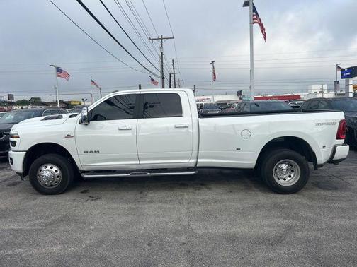 Bright White Clearcoat 2026 RAM 3500 Laramie Crew Cab 4x4 8' Box